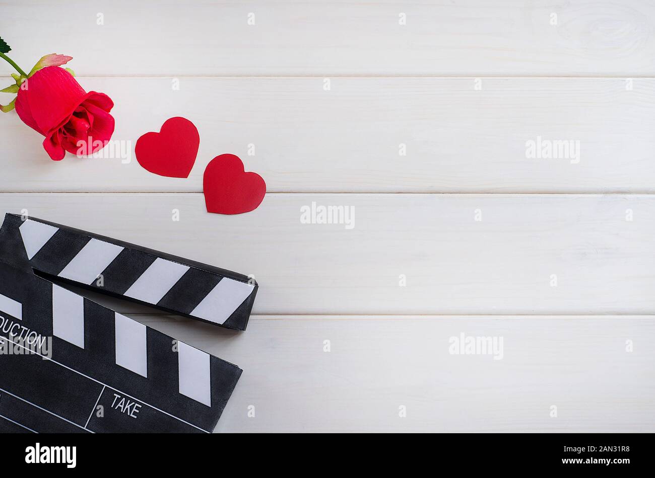 Cinema le jour de la Saint-Valentin. Film annonce. Cinema clapper board  avec cœur et une rose sur un fond de bois blanc. Film romantique Photo  Stock - Alamy