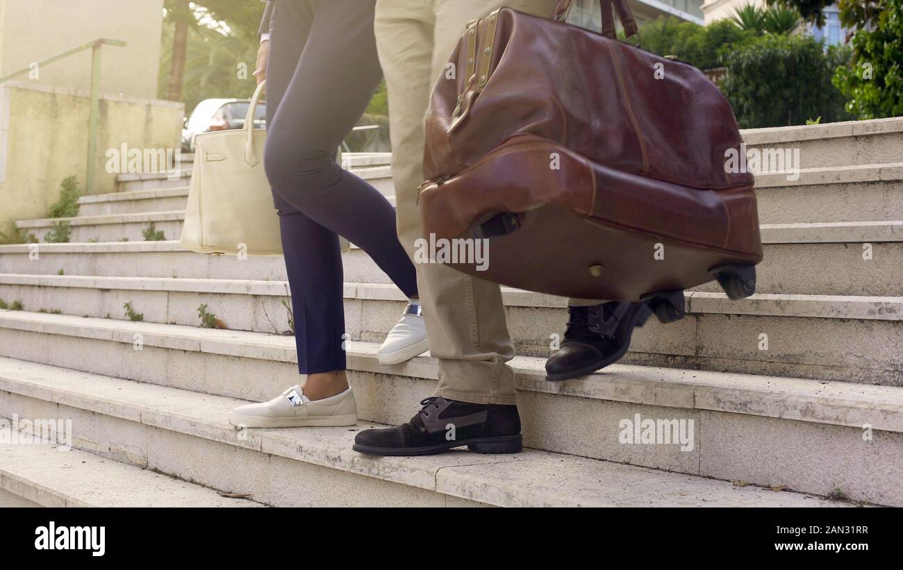 Couple élégant de touristes en bas de marche près de hotel voyage d'affaires, des locations Banque D'Images