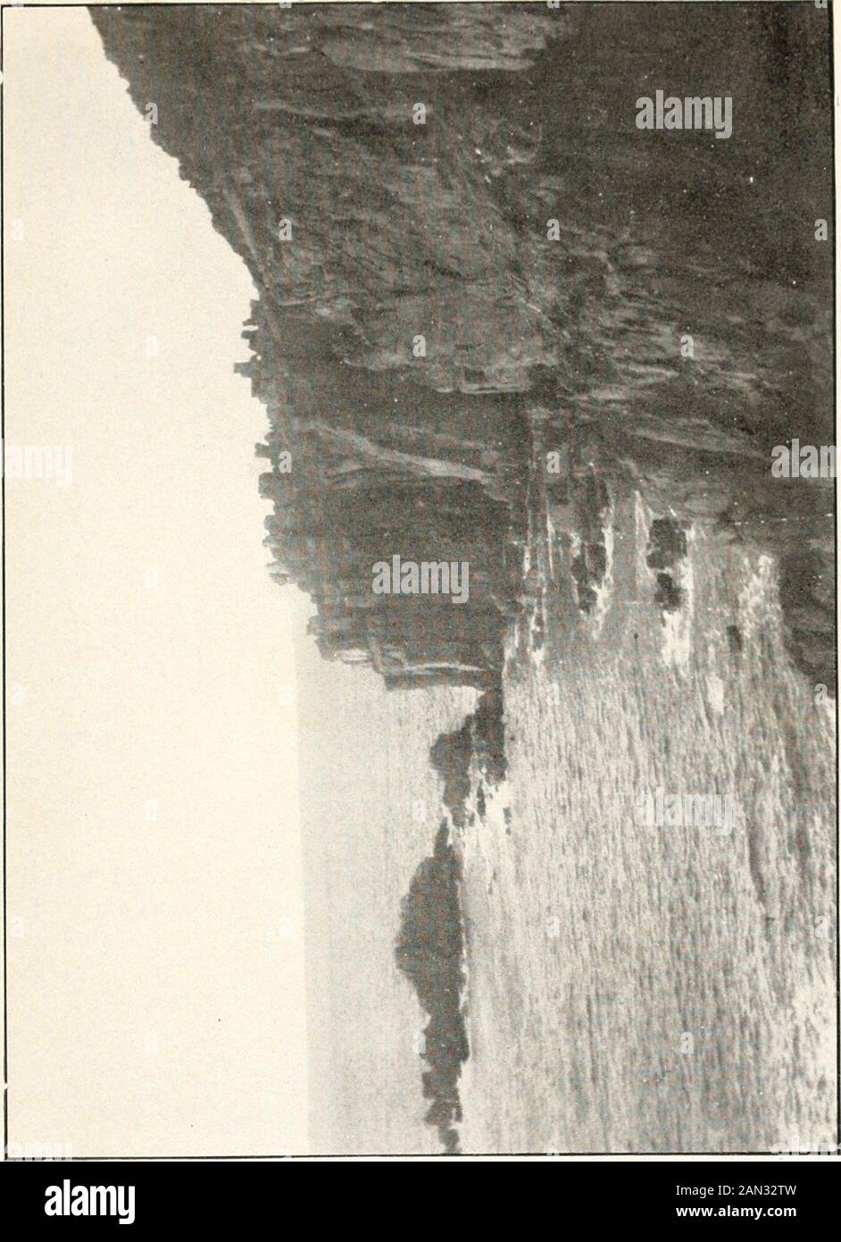 De Gretna Green à Land's End : un voyage littéraire en Angleterre . ke le rocking-pierre à Burmaon qui a construit une petite pagode, os-cillate dans le vent, mais oscille à un sturdypush. Il était auparavant plus facile de se faire départir que maintenant, pour un jeune Or-smith, un neveu du poète qui était imselfso, servilement, entrepris en 1824, lorsqu'il commandait un coupeur de recettes au large de la côte, pour dissiper la notion populaire selon laquelle la force nohumaine pourrait déloger Logan Rock.Le huitième avril, bien que le premier-être ait été plus approprié, il a fait preuve d'une équipe de huit hommes, ce qui signifie faire pencher la pierre o Banque D'Images