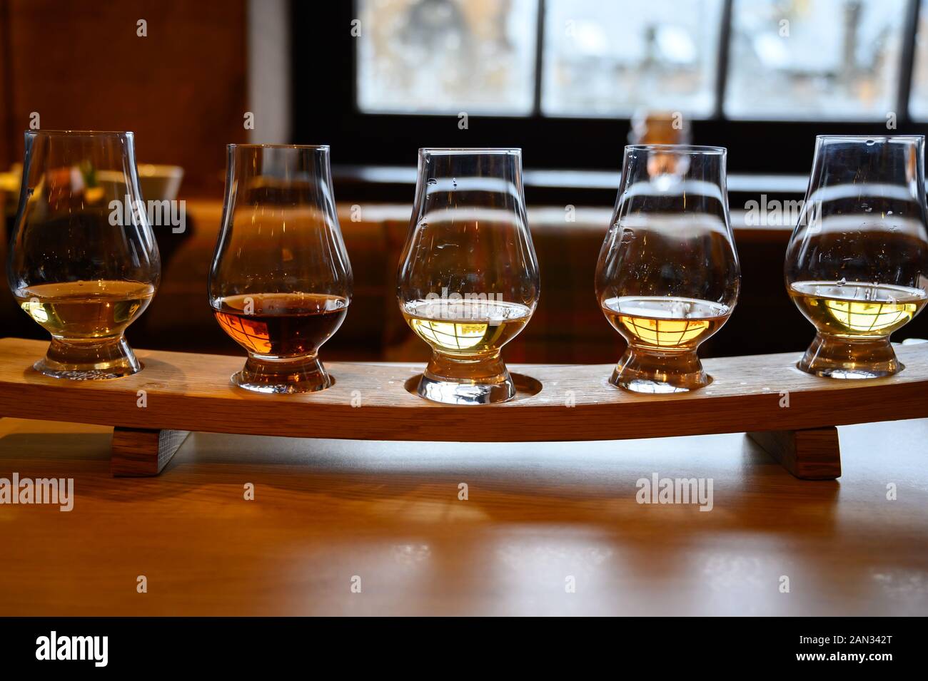 Ensemble de whisky écossais, verres à dégustation avec variété de single malts ou mélangés sur les spiritueux whisky distillery tour en Ecosse, Royaume-Uni Banque D'Images