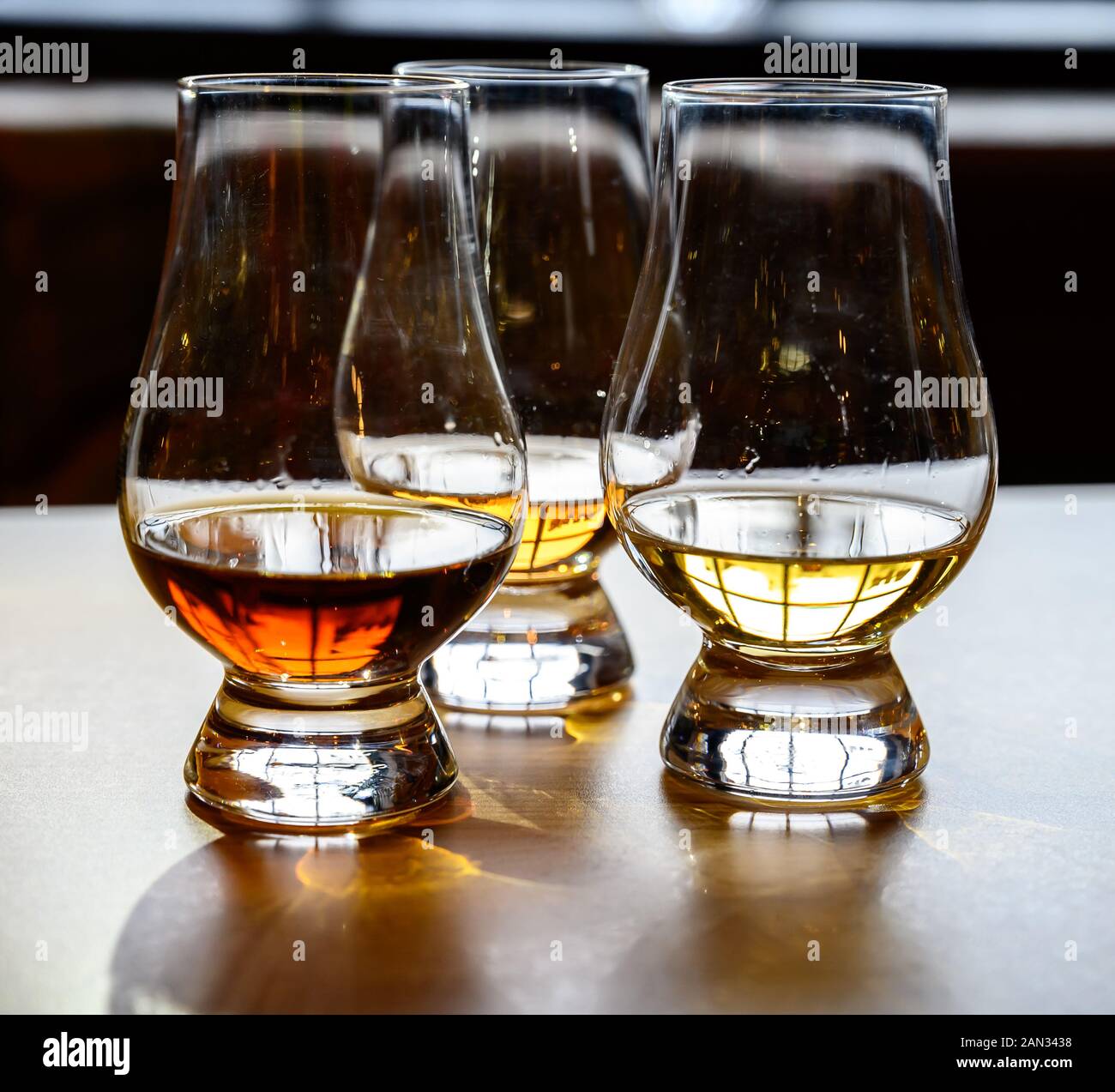 Ensemble de whisky écossais, verres à dégustation avec variété de single malts ou mélangés sur les spiritueux whisky distillery tour en Ecosse, Royaume-Uni Banque D'Images