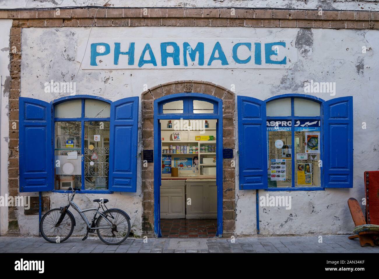 Essaouira Pharmacie avec porte bleue et windows, le Maroc, l'Afrique Banque D'Images