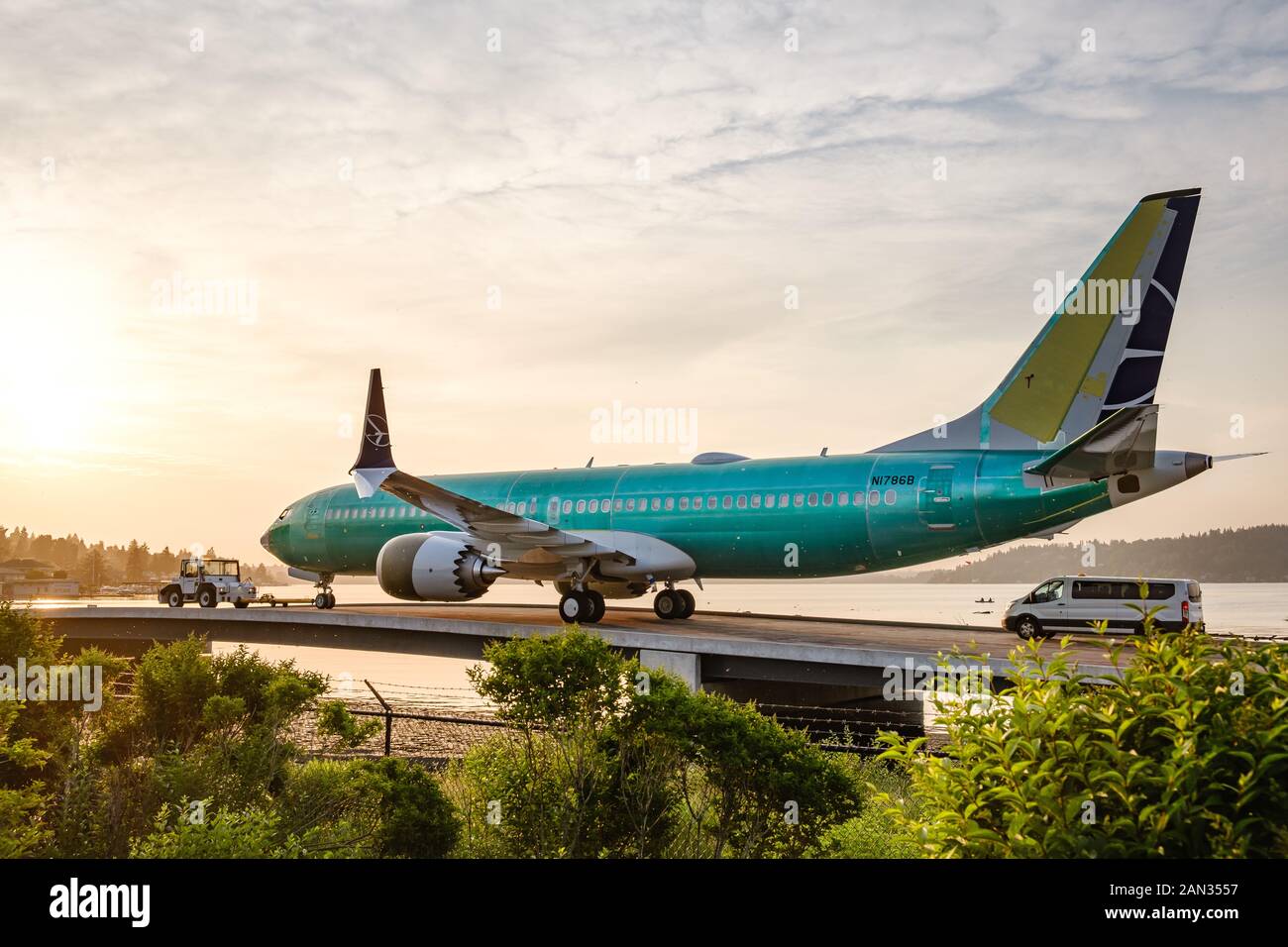 737 avions nouvellement assemblé MAX sont remorqués à travers la rivière Cedar à partir de l'usine Renton champ pour commencer à tester avant leur premier vol Banque D'Images