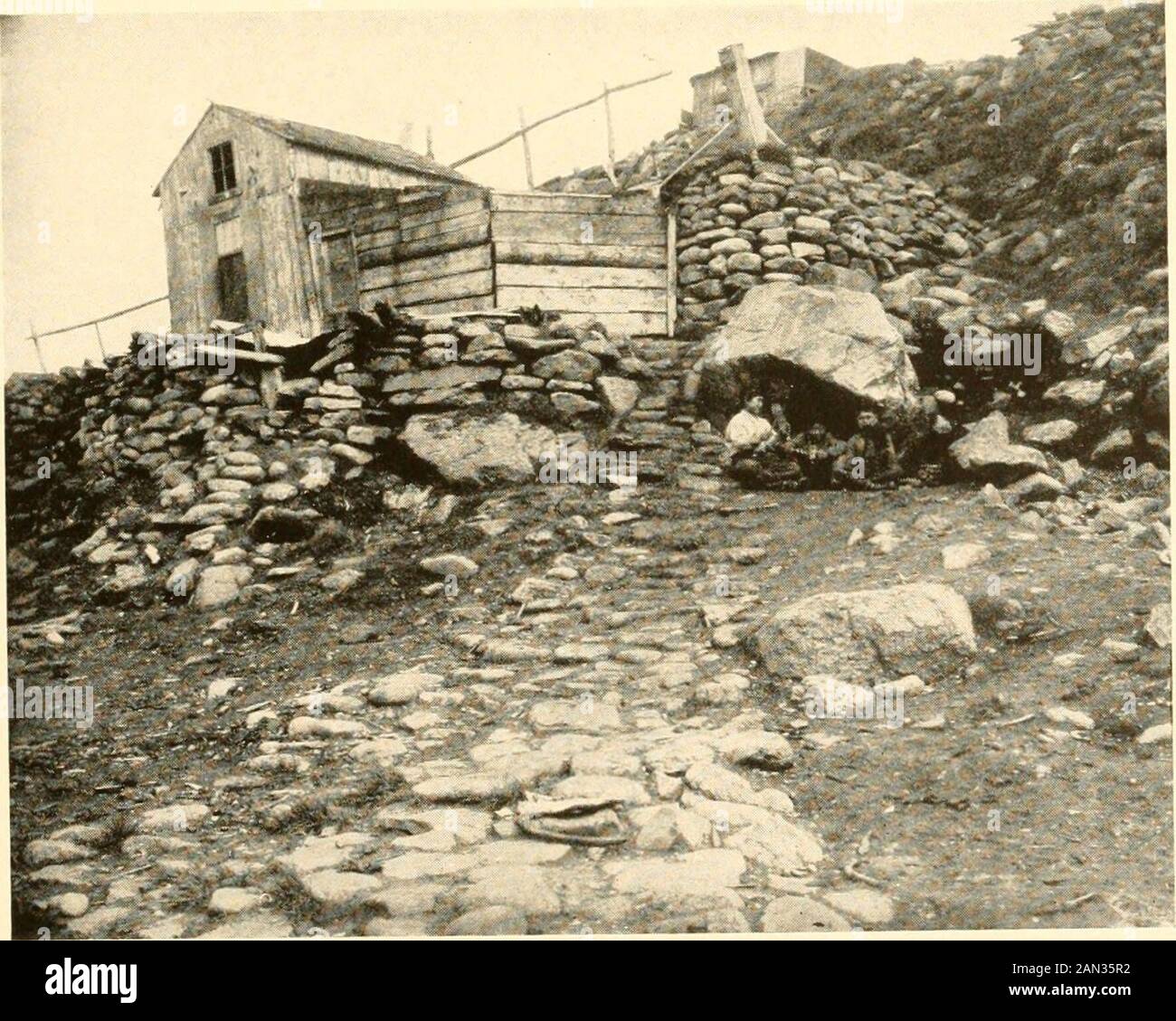 Explorations et travaux sur le terrain de la Smithsonian institution en .. . ^;-4 *^&lt;^ Fig. 58.—un petit ponte de sable, appartenant à l'étape Birnirk de la culture, a été trouvé à 3 miles au nord du Pays de Galles. On en a trouvé six, dont l'une est illustrée ci-dessus.. Porc. 59.—vue du village Eskimo sur L'île Little Diomede, encore utilisée dans la construction des maisons. Les pierres sont 65 66 SMITHSONIAN INSTITUTION de cette culture préhistorique Eskimo se trouvent largement dans le nord du Canada et du Groenland, et bien qu'elle ait longtemps depuis dépeché sur la plupart de cette région, elle a survécu dans mais légèrement modifiedfor Banque D'Images