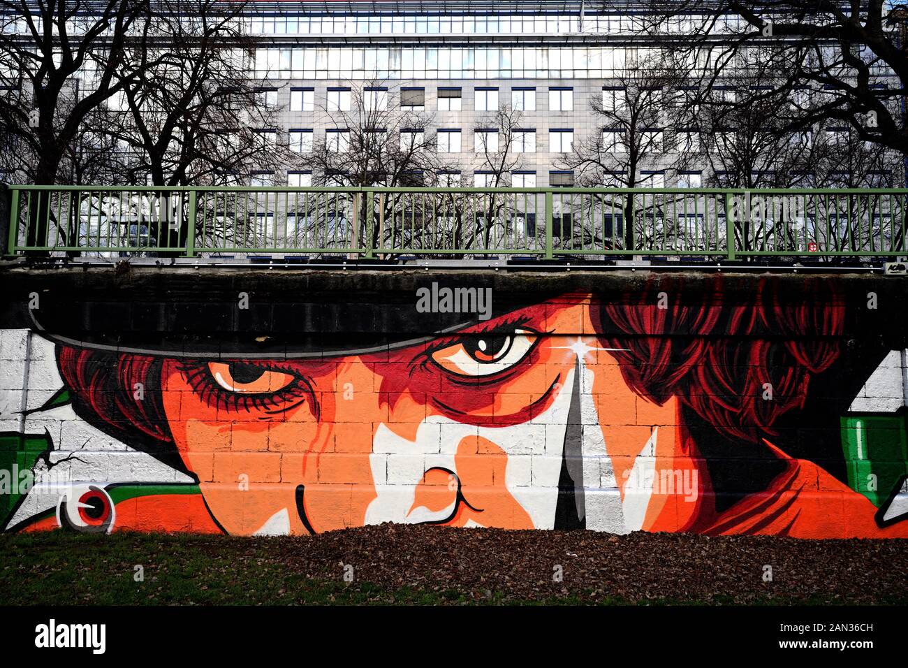 Un regard à tuer. Horloge Orange à la ressemblance à Vienne Banque D'Images