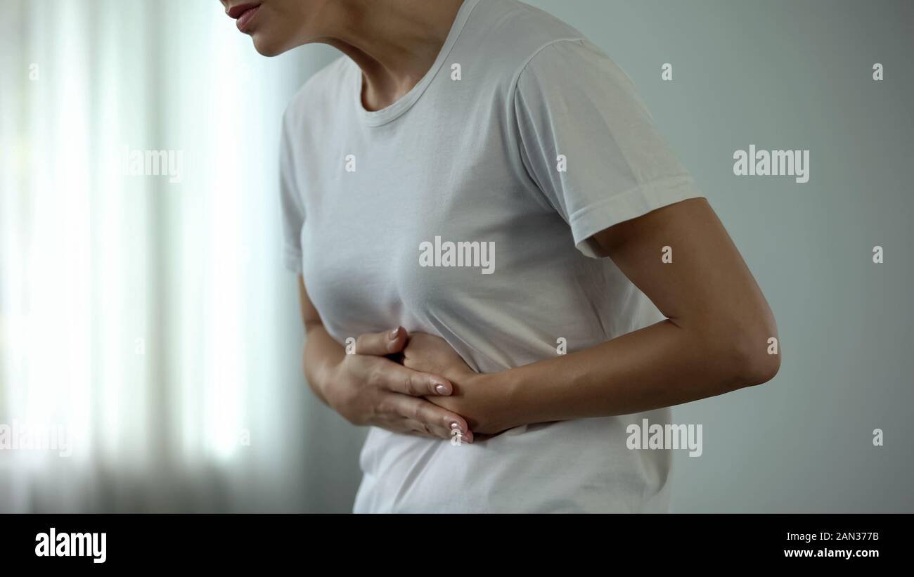 Jolie femme se sentir la douleur d'estomac et des ballonnements après  l'hyperphagie, la boulimie problème Photo Stock - Alamy