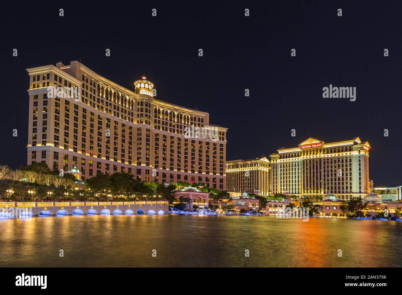 Las Vegas, Nevada, USA- 01 juin 2015 : avis de l'hôtel Bellagio et étang à Las Vegas Boulevard, un hôtel connu pour ses belles fontaines. Mauvaise nuit Banque D'Images