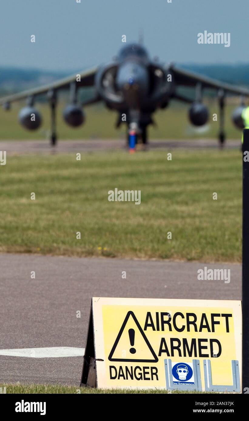 L'escadron Harrier de la force commune de l'U.K revient à la RAF Cottesmore à Rutland après une opération de cinq ans en Afghanistan. Huit pilotes sont retournés rencontrés par leurs collègues de soutien qui sont arrivés plus tôt dans la semaine. Banque D'Images