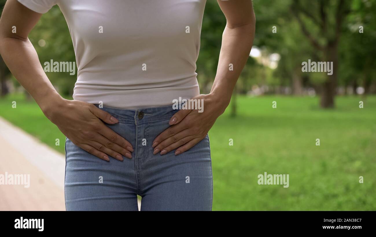 Je me sentais forte femme bas de l'abdomen, problèmes gynécologiques,  polycystosis Photo Stock - Alamy