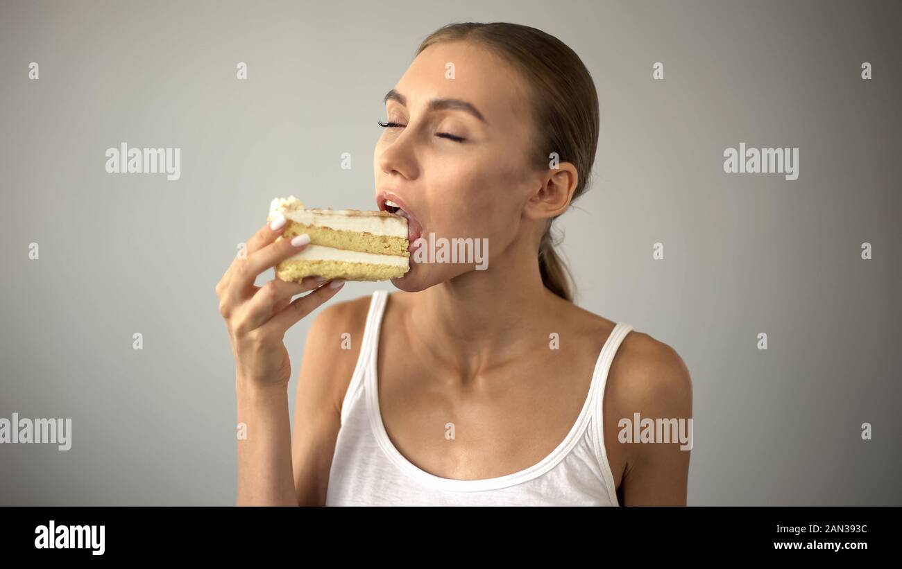 Belle Femme Profiter De Delicieux Gateaux De La Tentation Le Risque De Diabete Photo Stock Alamy