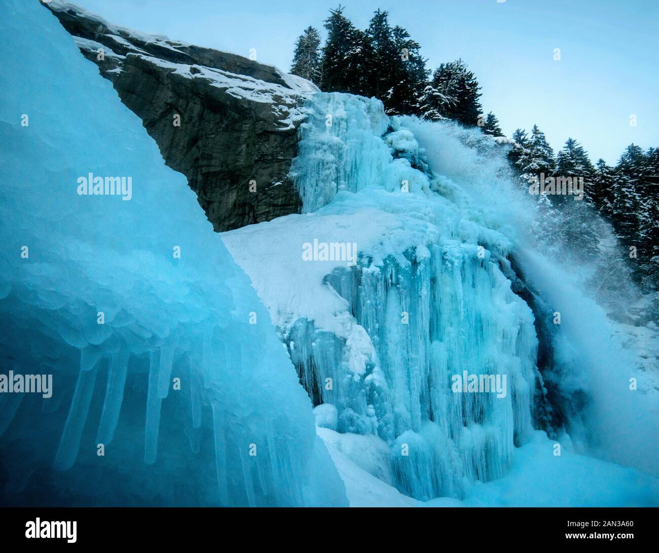 Hiver en Autriche, par magie cascade gelée à Krimml Banque D'Images