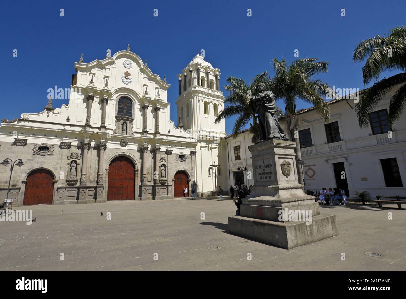 Église catholique de San Francisco (Iglesia San Francisco) et statue de bronze de Camilo Torres (prêtre et socialiste), 'White City' de Popayan, Colombie Banque D'Images