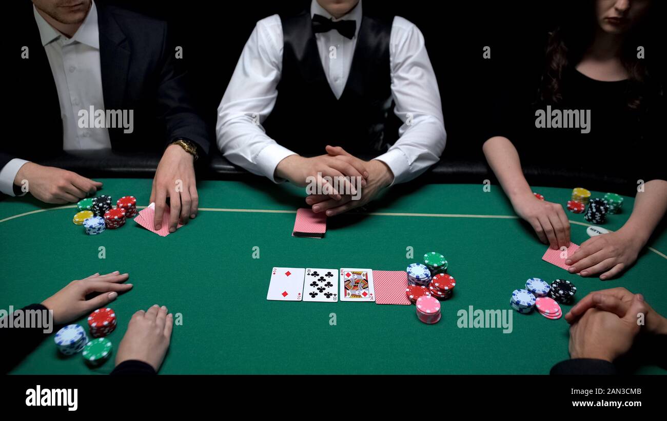 Les joueurs de poker prêt à vérifier leurs combinaisons de cartes, la classe Banque D'Images