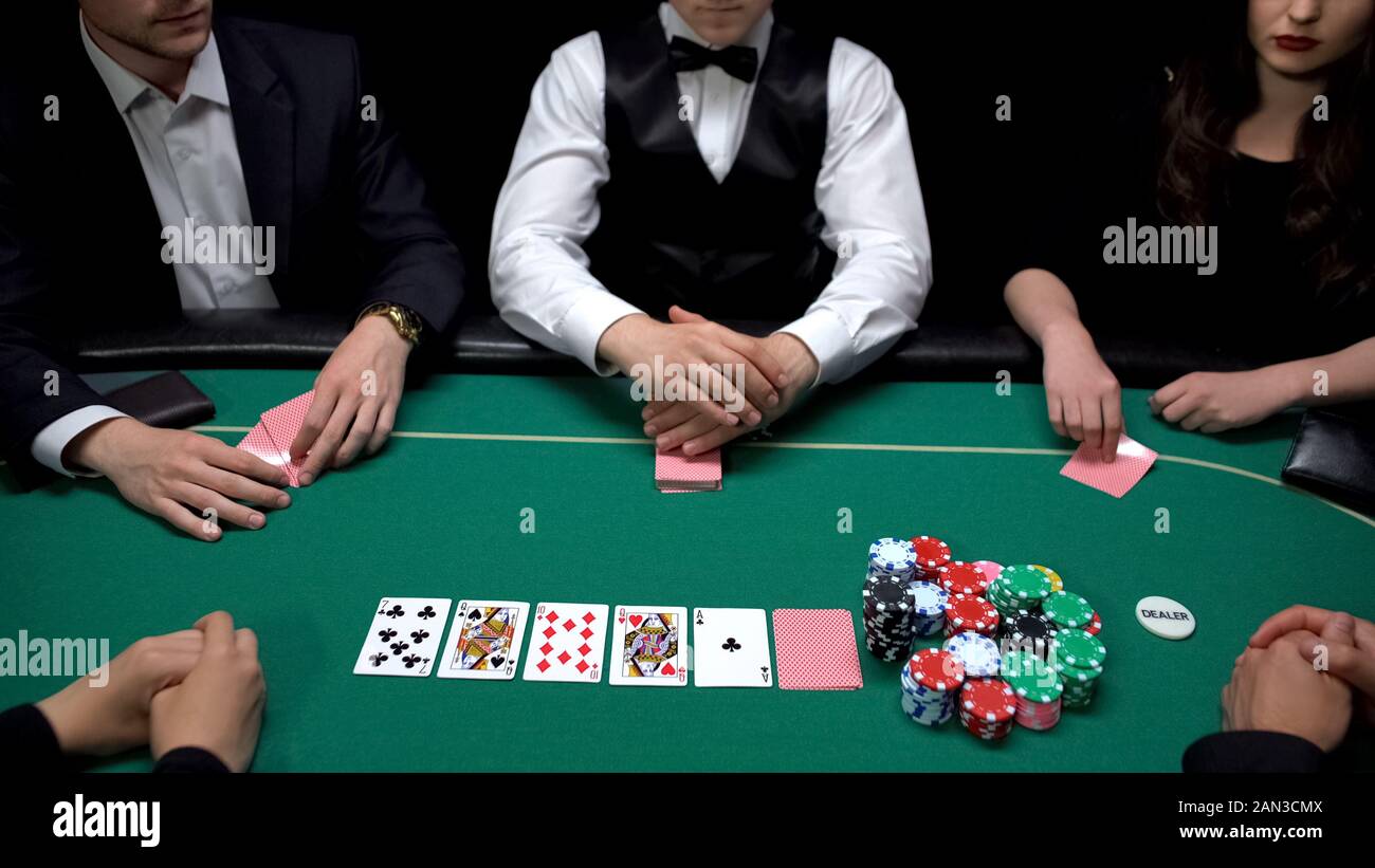 Les joueurs de Poker Combinaisons main contrôle de l'elite, casino de jeu de la classe supérieure Banque D'Images