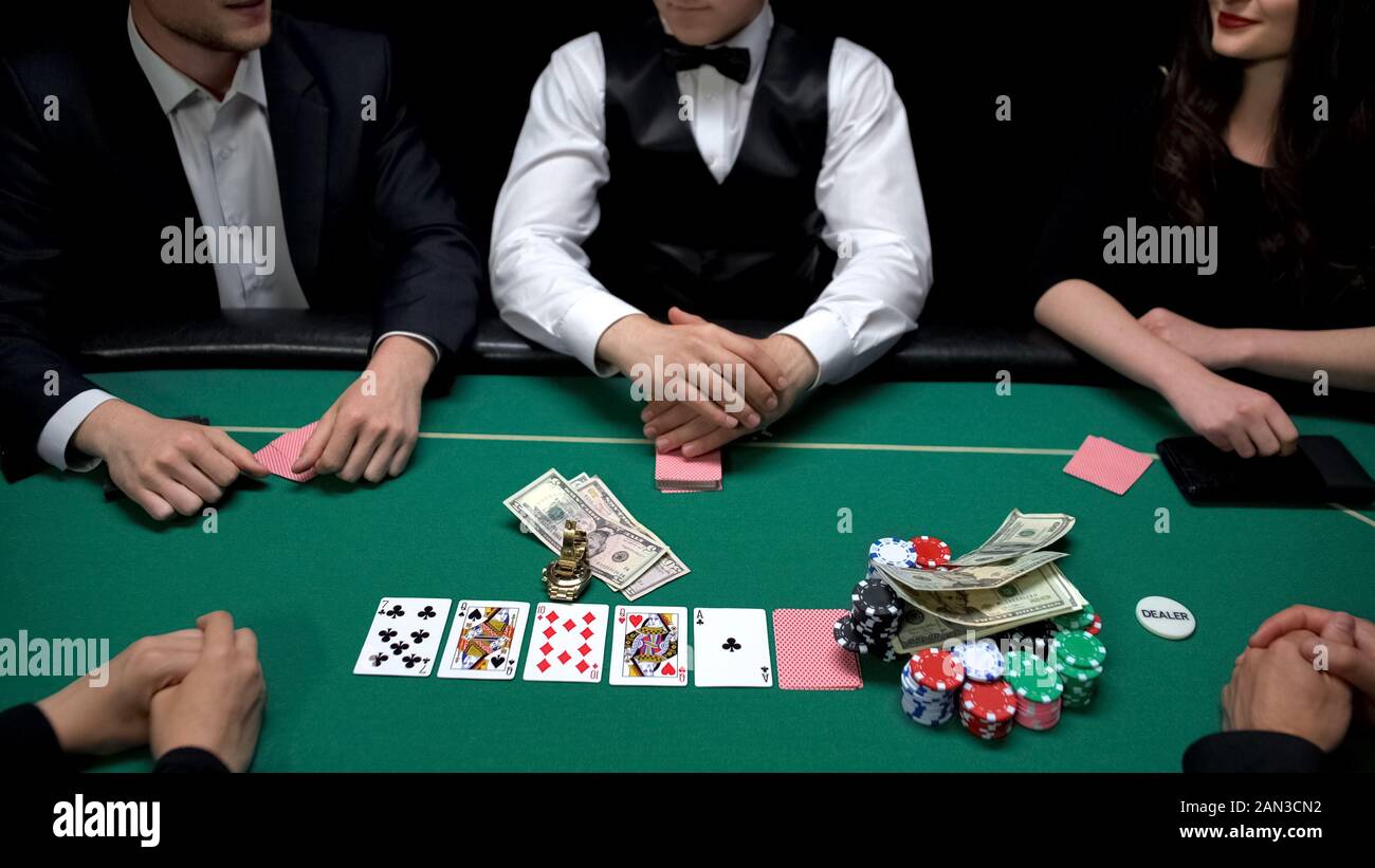 Les joueurs de poker dollars mettre et regarder sur la table de casino, ce pari, bluff Banque D'Images