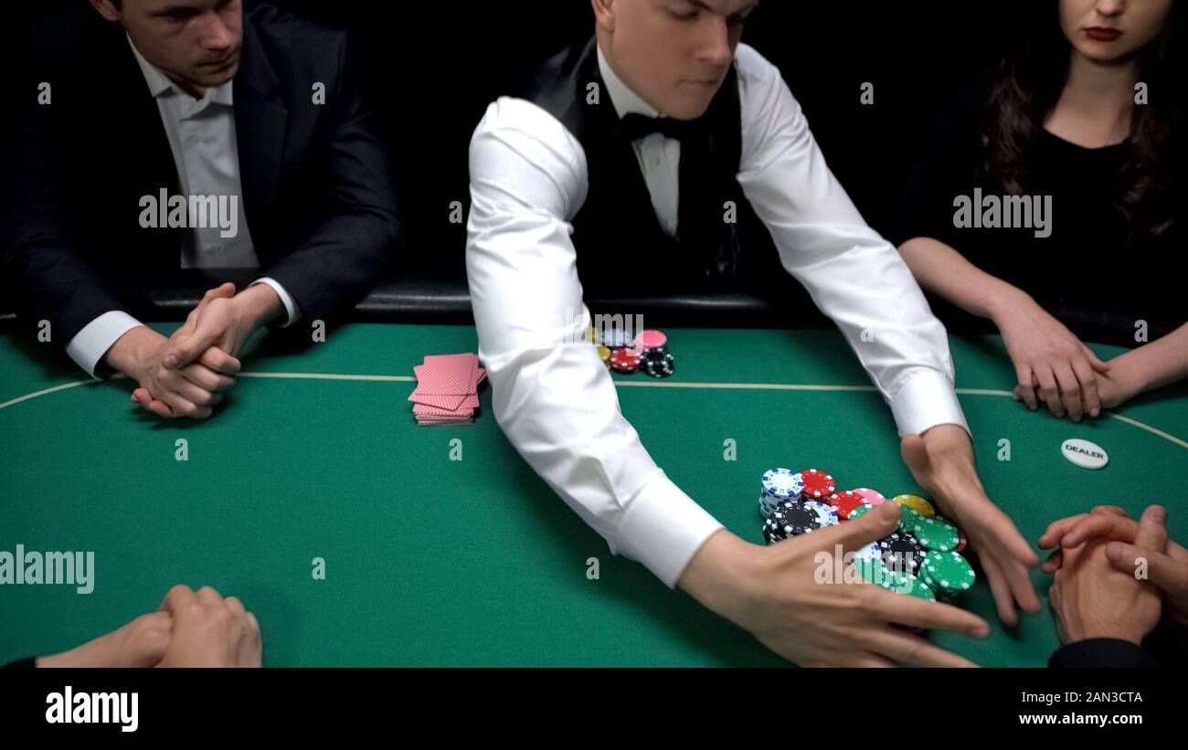 Concessionnaire en tenant compte de l'ensemble de poker masculin, jetons d'affaires casino gagne, perdre combinaison Banque D'Images