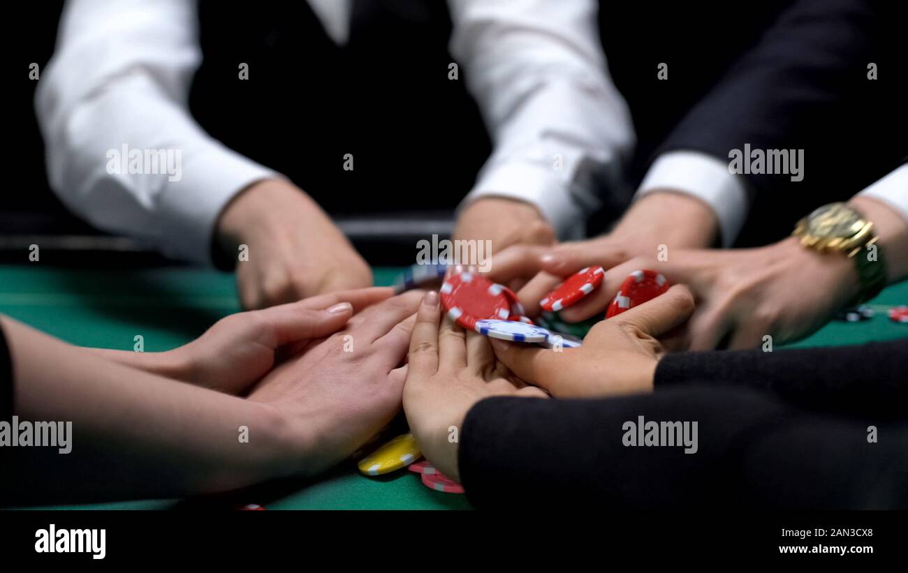 Les joueurs de poker paris sportifs, mettre des jetons de casino sur table, l'investissement des entreprises risquées Banque D'Images