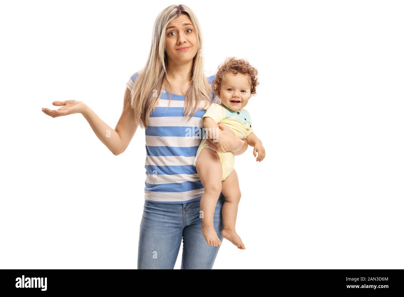 Jeune mère avec un bébé garçon ne pas sûr ce qu'il faut faire isolé sur fond blanc Banque D'Images