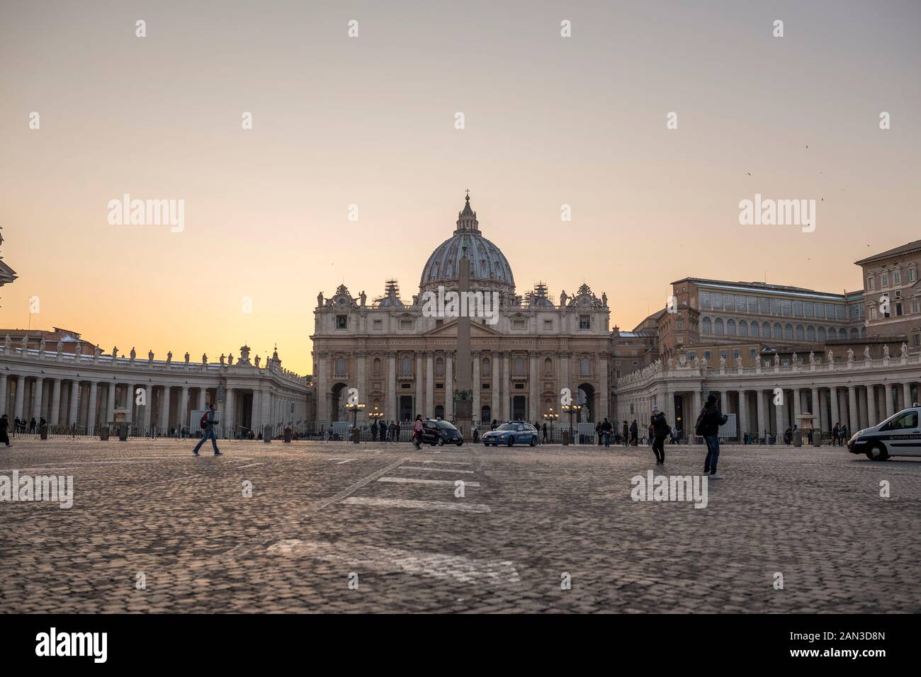 Vatican, Italie, Février 2018 -La Basilique Papale de Saint Pierre au Vatican - Basilique Papale di San Pietro in Vaticano - au crépuscule. Banque D'Images