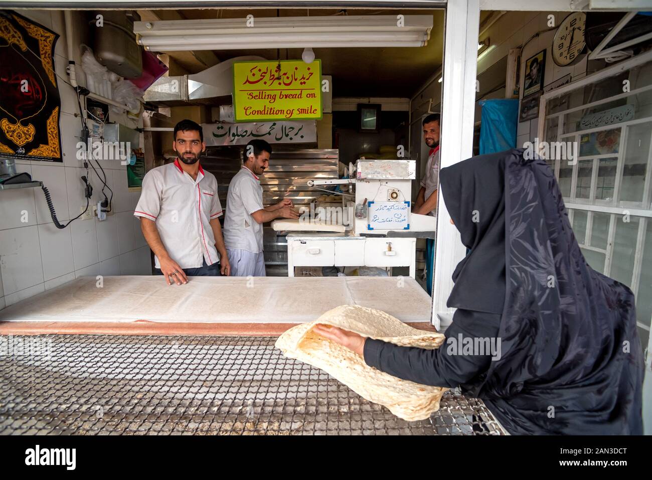 1 mars 2019 : boulangerie Pains plats à la production. Kashan, Iran Banque D'Images