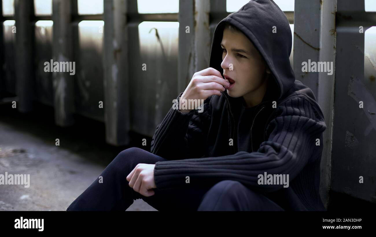 Problèmes à la maison, de l'adolescence s'est échappé de parents, à prendre de la drogue se cachant dans backstreet Banque D'Images