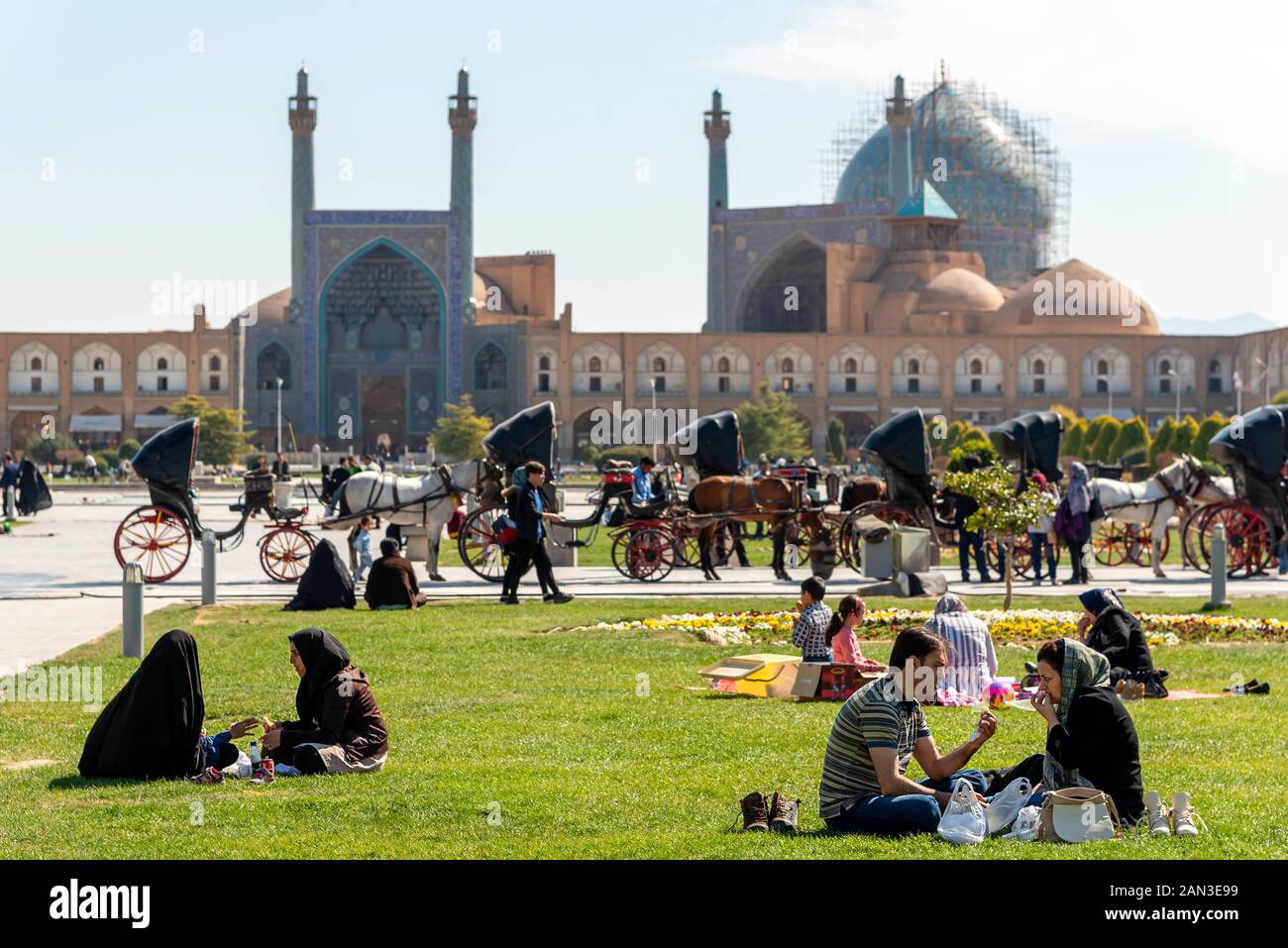 2 mars 2019 : le repos et le peuple iranien ayant un pic nic sur l'herbe à la place Naghsh-e Jahan. Isfahan, Iran Banque D'Images