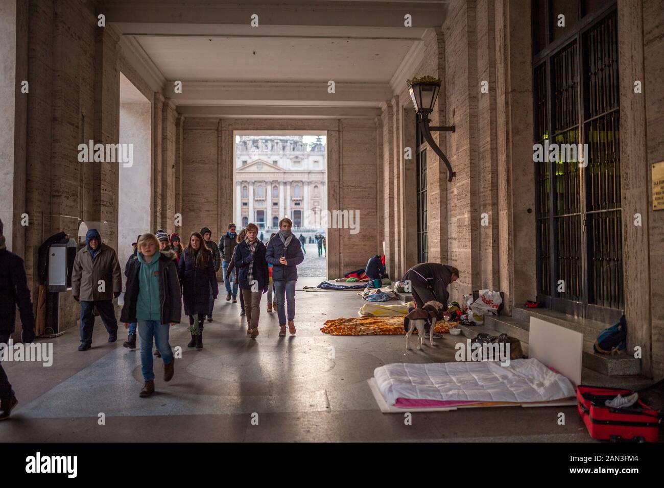 Cité du Vatican, Rome, Italie, Février 2018 - Un groupe de personnes sans abri mendie pour quelques sous dans la rue du Vatican, saint ville-état. Problème mondial. Banque D'Images