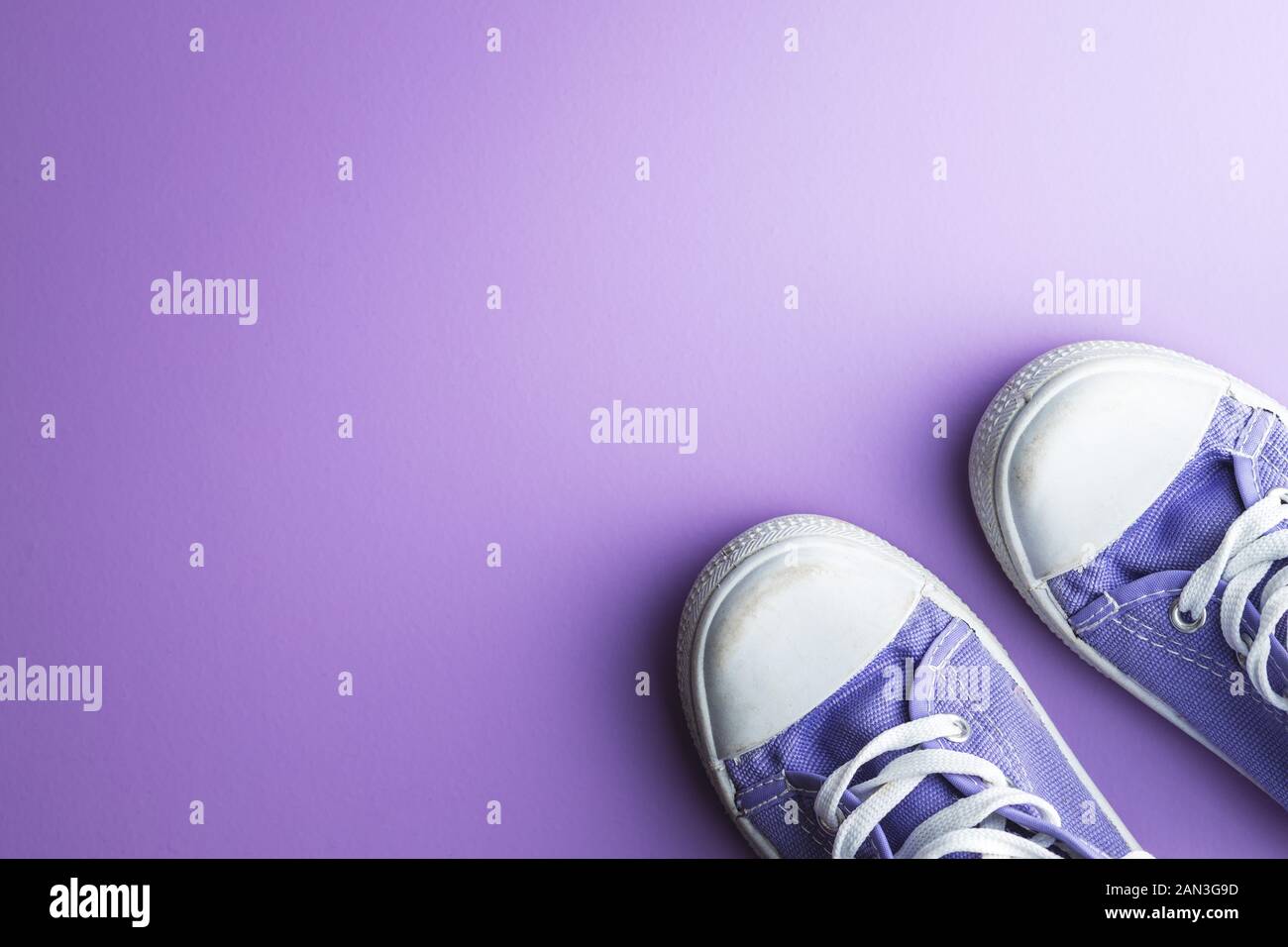 Baskets rétro. Chaussures de tennis sur fond violet. Vue de dessus. Banque D'Images