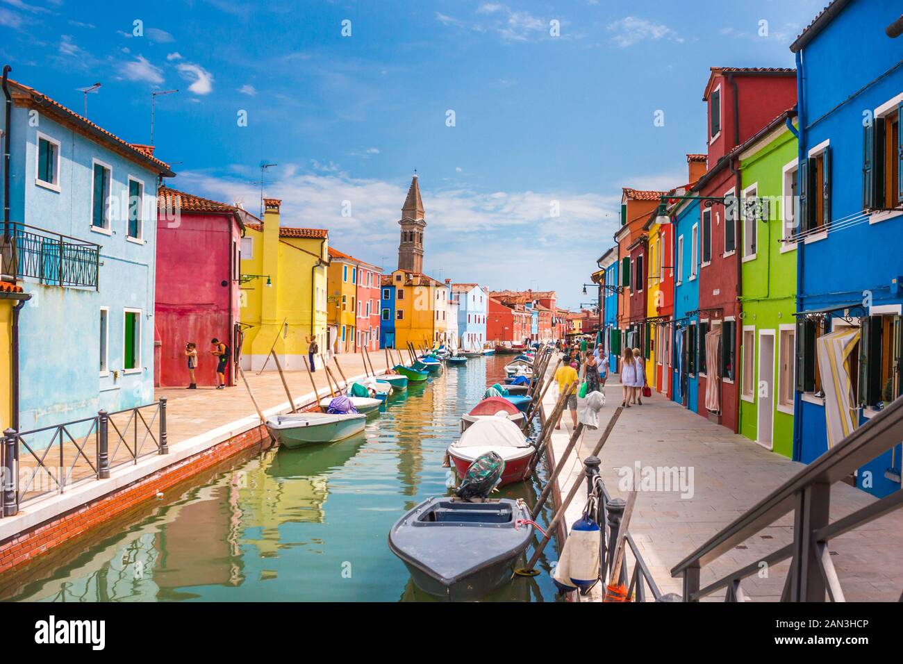 Canal de rue sur l'île de Burano, Venise, Italie, juillet 2012 - Canal étroit parmi les vieilles maisons en briques colorées à Burano, Venise. Carte postale de Burano Banque D'Images