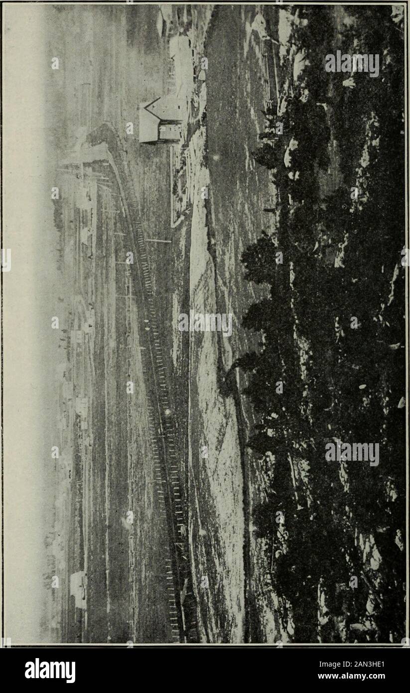 Excursions . Erie Grenville, dont la position dans la classi-fication adoptée par le Comité International est assezincertaine. On y trouve égaliement une série importantede sédiments plus anciens que le Laurentides que des tra-vaux réc. ont fait ranger au-dessous du Huronien etquon a appelés réserve la série Sudbury. La classification admeise réf. Pour le Précambriende la région de Sudbury, est la suivante : Post-Keweenawien (?)—Dykes de diabase et granit. Keewaninawien (?)—Nappe Drupe nickeliferère. Huronien—Huronien supérieur (Animikie), conglomique,tufs, ardoises et grès.—Hur Banque D'Images