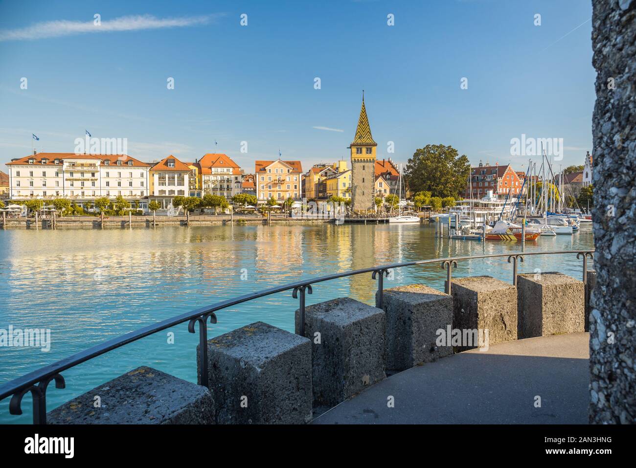 Lindau, Allemagne, Juillet 2019 - Vue sur la marina et le Mangturm tower situé dans le port allemand Lindau. Banque D'Images