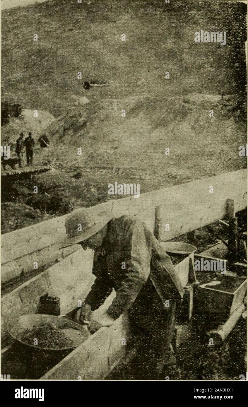 La vie des cicatrices de Dawson et l'aube du romat de Nome ..expériences et observations personnelles de l'auteur . 1 À thp Windlass sur Gold Bottom creek. ,„^,^„ 2. Placer du bois dans une mine pour faire une bride pour décongeler la terre gelée ^l^^ill^&TolZ?^^^^^^^^^ dans une mine sur Gold Hill.Décongeler par la vapeur. Nettoyer sur El Dorado. 1 000 $ dans le PAN. 56 un jour un queer regardant un petit homme vieux, le sentiment Divin „ j?. /? Li. I ^ .., sur le sentier portant un petit chapeau en feutre doux avec une couronne pointue, un manteau en toile, et un pantalon garnis dans ses hauts de coffre, est venu à ma cabine et se pencher contre la porte dit, * Vous savez Banque D'Images