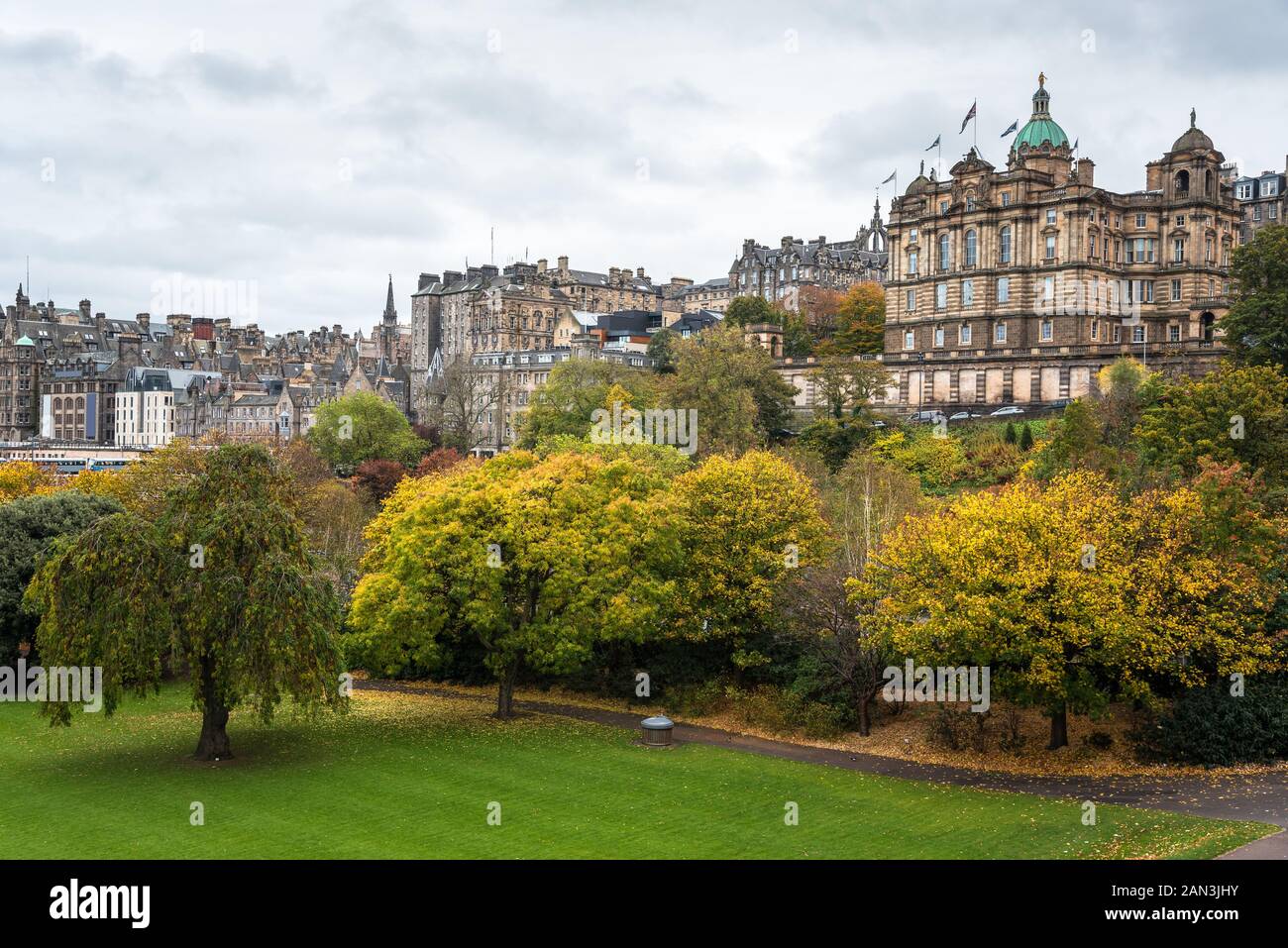 La vieille ville d'Édimbourg skyline avec un parc en premier plan sur un jour d'automne nuageux Banque D'Images