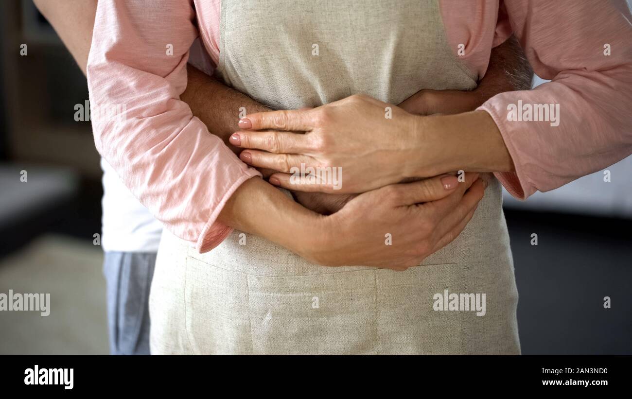 Reconnaissant mari hugging épouse, tendre les relations familiales, de couple romantique Banque D'Images