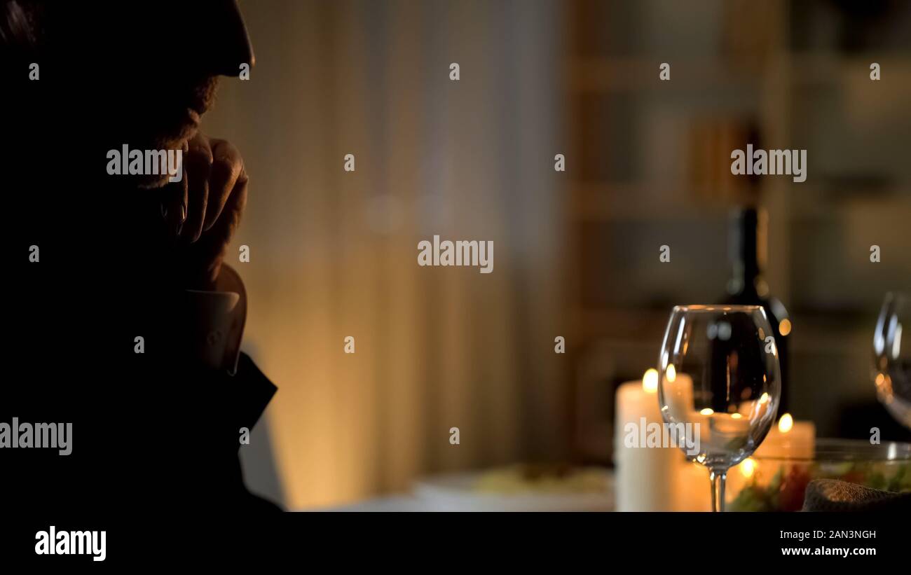 Handsome man in suit en attente de femme en restaurant, date romantique Banque D'Images