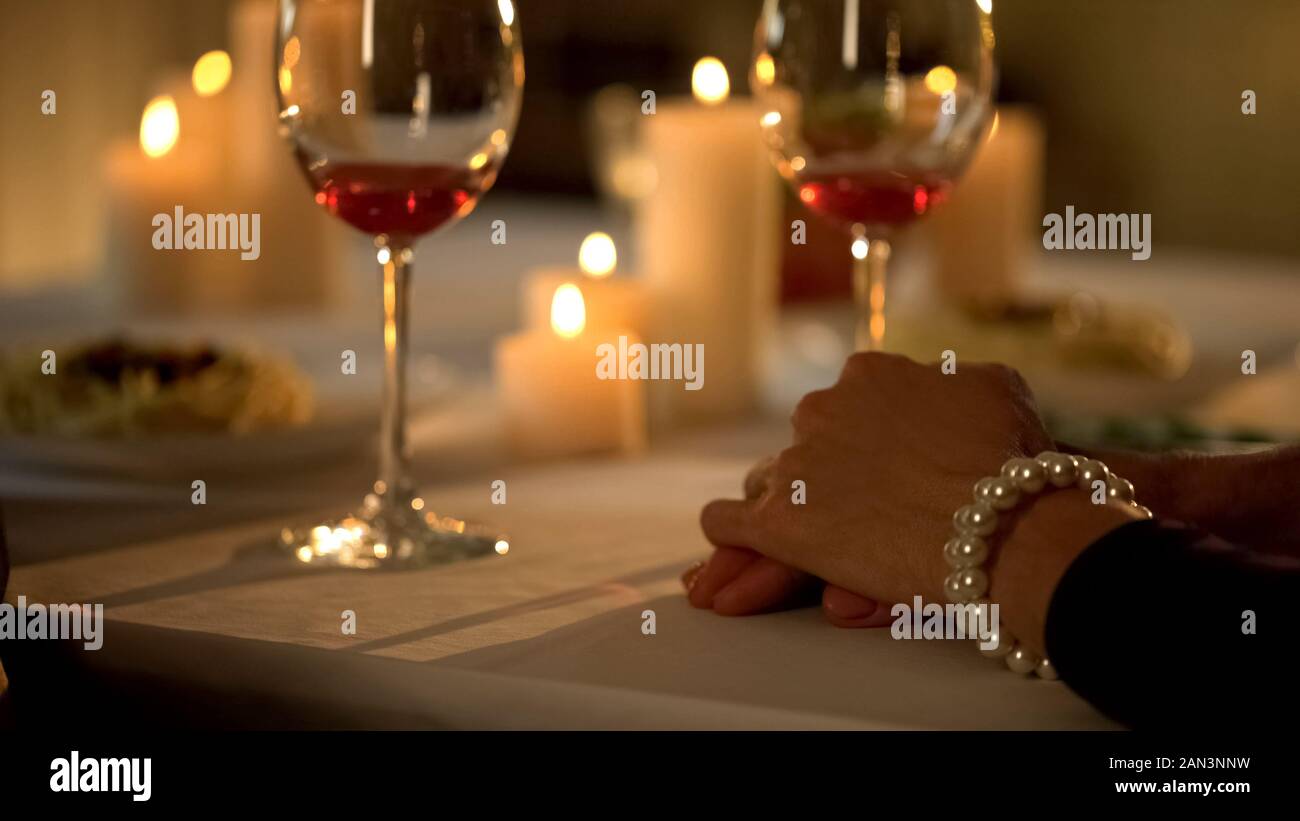 Femme élégante sur les mains de table, servi sur femme date romantique in cafe Banque D'Images