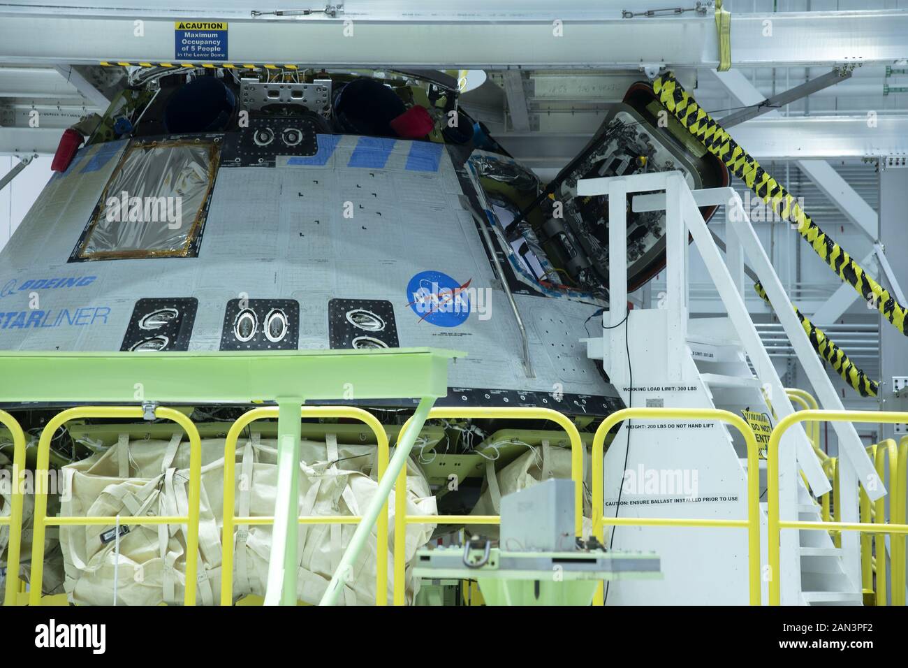 Kennedy Space Center, États-Unis. 15 janvier 2020. L'engin spatial Boeing Starliner est installé dans sa facilité de traitement (CPP) au Kennedy Space Center, en Floride, le mercredi 15 janvier 2020. Starliner a été retourné à sa maison de Floride après son lancement et son atterrissage en décembre 2019. Les techniciens Boeing commenceront maintenant à préparer leur prochaine mission à partir du Centre spatial. Photo de Joe Marino/UPI crédit: UPI/Alay Live News Banque D'Images