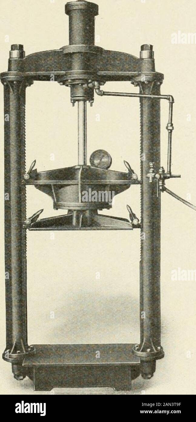 Reliure et ses branches auxiliaires . Seybold Presse Permanente. APPUYEZ SUR. Pour cette opération, il existe de nombreux styles différents de presses, du simple bois au complexe hydraulique. Celui utilisé dans la majorité des établissements est la PRESSE À quatre tiges SIMPLE 97. En raison de la nécessité constante de blocage, une presse beaucoup améliorée est maintenant sur le marché. Avec cette presse, la pression peut être appliquée instantanément à n'importe quelle pile de taille. Cela s'éloigne de l'ancienne méthode laborieuse de blocage. Le plateau, détaché de la vis, est suspendu par deux chaînes en acier, passant par les poulies. Berry Pneumatic Banque D'Images