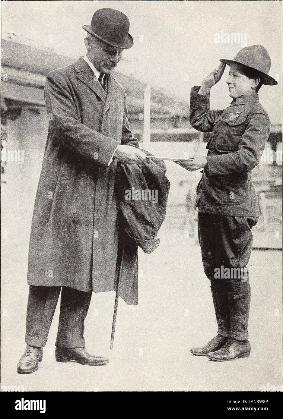 Nos petits hommes et femmes; méthodes modernes de construction de caractères; . Photo de Underwood & Underwood, X. Y. LIEUT.-GEN. Sir ROBERT BADEN-POWELL, K. C. B., K. C. V. O. fondateur des Boy Scouts, Recevant un message de bienvenue du président Taft, l'honorable président des Boy Scouts américains, sur Son atterrissage en Amérique. Le Scout qui Bore le message est William Waller, Qui Porte une Médaille d'honneur pour la vie sauver NOTRE LITTLEMEN ET WOMENourlittlemenwome00russ Banque D'Images