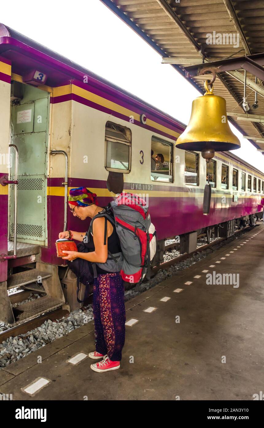 BANGKOK, THAÏLANDE - 23 décembre 2018 : passager non identifié se préparer pour son voyage de la gare de Thonburi Banque D'Images