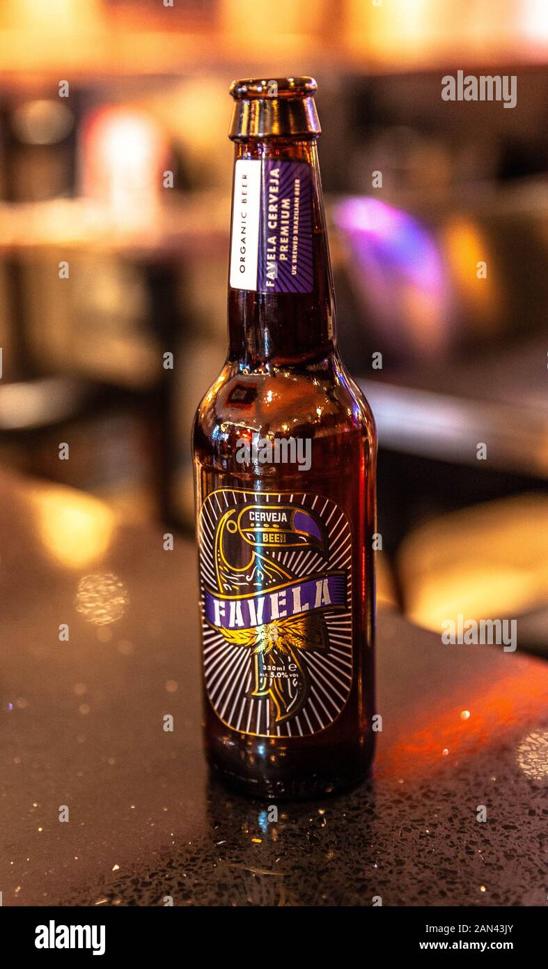 Une bouteille en verre de bière Favela, Londres, Angleterre, Royaume-Uni. Banque D'Images