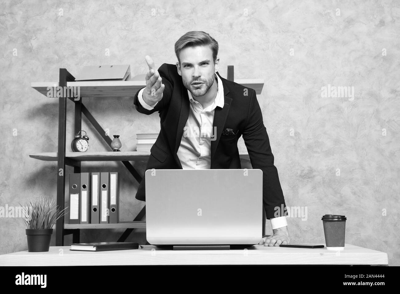 Quitter le pouvoir maintenant. N'entrevue d'emploi. Licencier des employés. Boss sérieux picky looking at camera. Patron avec coffre de mauvaise humeur. Homme barbu strict patron top manager dans le bureau. Chef de concept. Banque D'Images