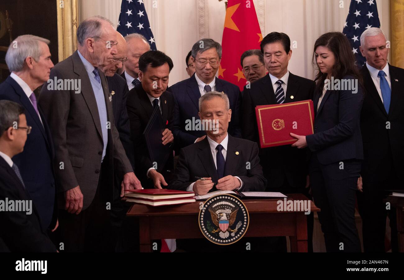 Washington, États-Unis. 15 janvier 2020. Le vice-premier ministre chinois Liu He signe l'accord commercial de phase 1 entre les États-Unis et la Chine, lors d'une cérémonie dans la salle East à la Maison Blanche le mercredi 15 janvier 2020. L'accord de phase 1 annulera les tarifs prévus à venir sur les produits fabriqués en Chine et en réduira d'autres, tandis que Chine a accepté d'augmenter les achats de produits agricoles américains et d'autres biens. Photo de Kevin Dietsch/UPI crédit: UPI/Alay Live News Banque D'Images