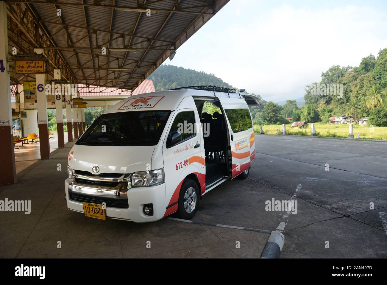 Camionnettes Toyota utilisées comme transports publics en Thaïlande. Banque D'Images