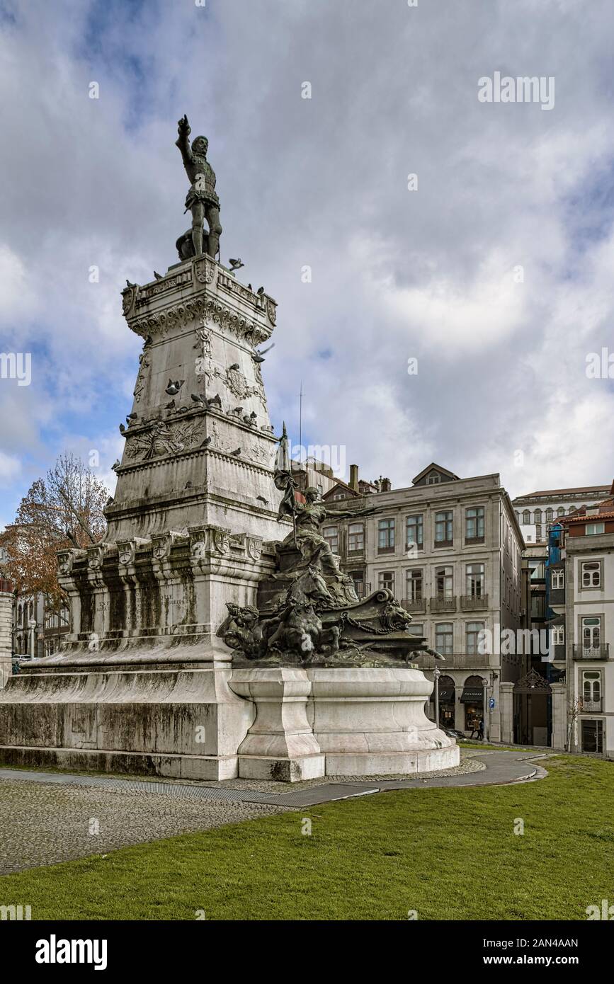 Au centre de la place se trouve le monument de la fin du XXe siècle en l'honneur de l'Infante Don Henrique le navigateur d'Oporto, Porrtugal, Europe Banque D'Images