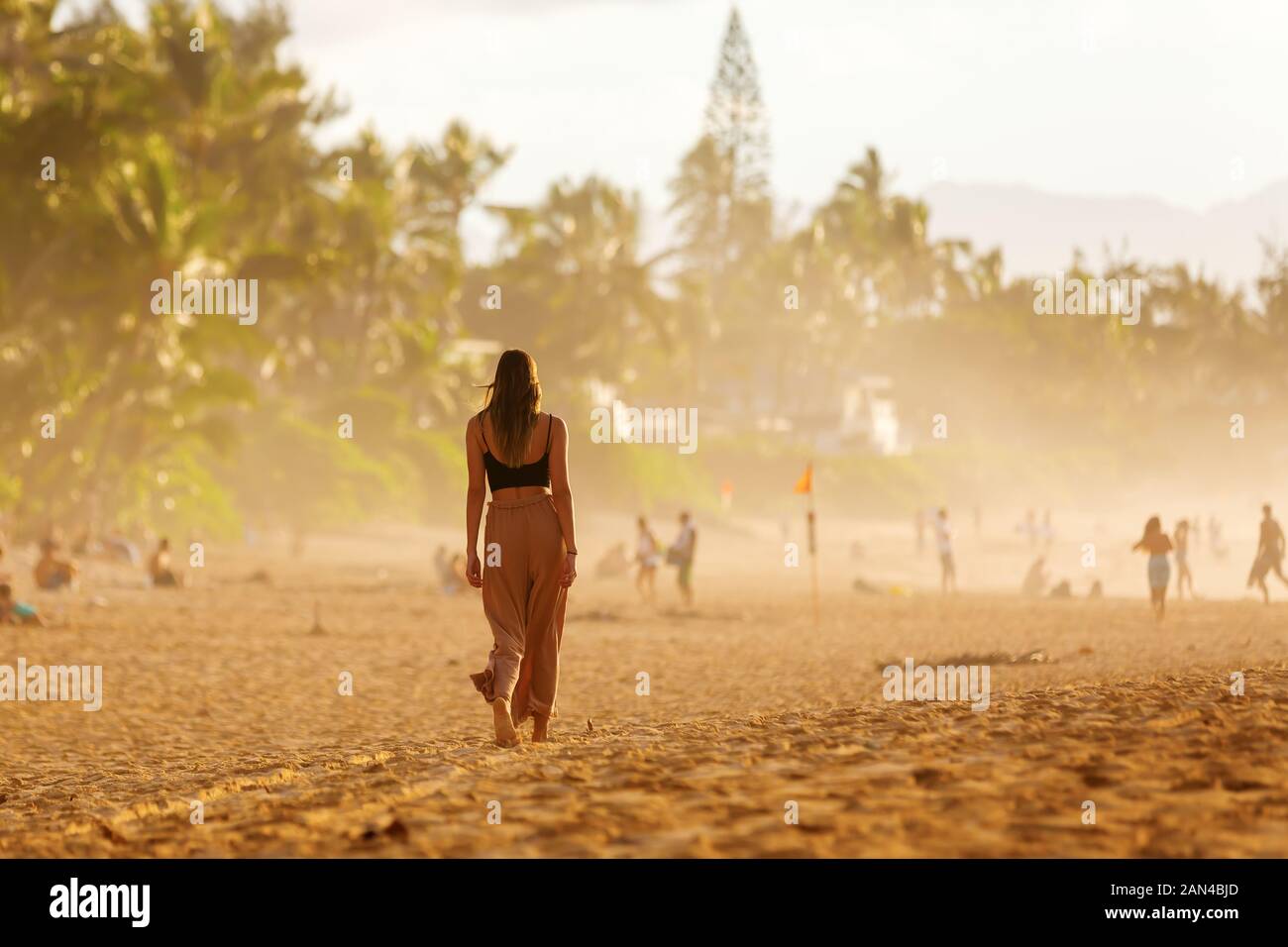 Pupukea, Oahu, Hawaii - 05 novembre 2019 : sunset beach à la Côte-Nord avec des personnes non identifiées. Cette région est surtout connue pour ses vagues gigantesques, à Banque D'Images