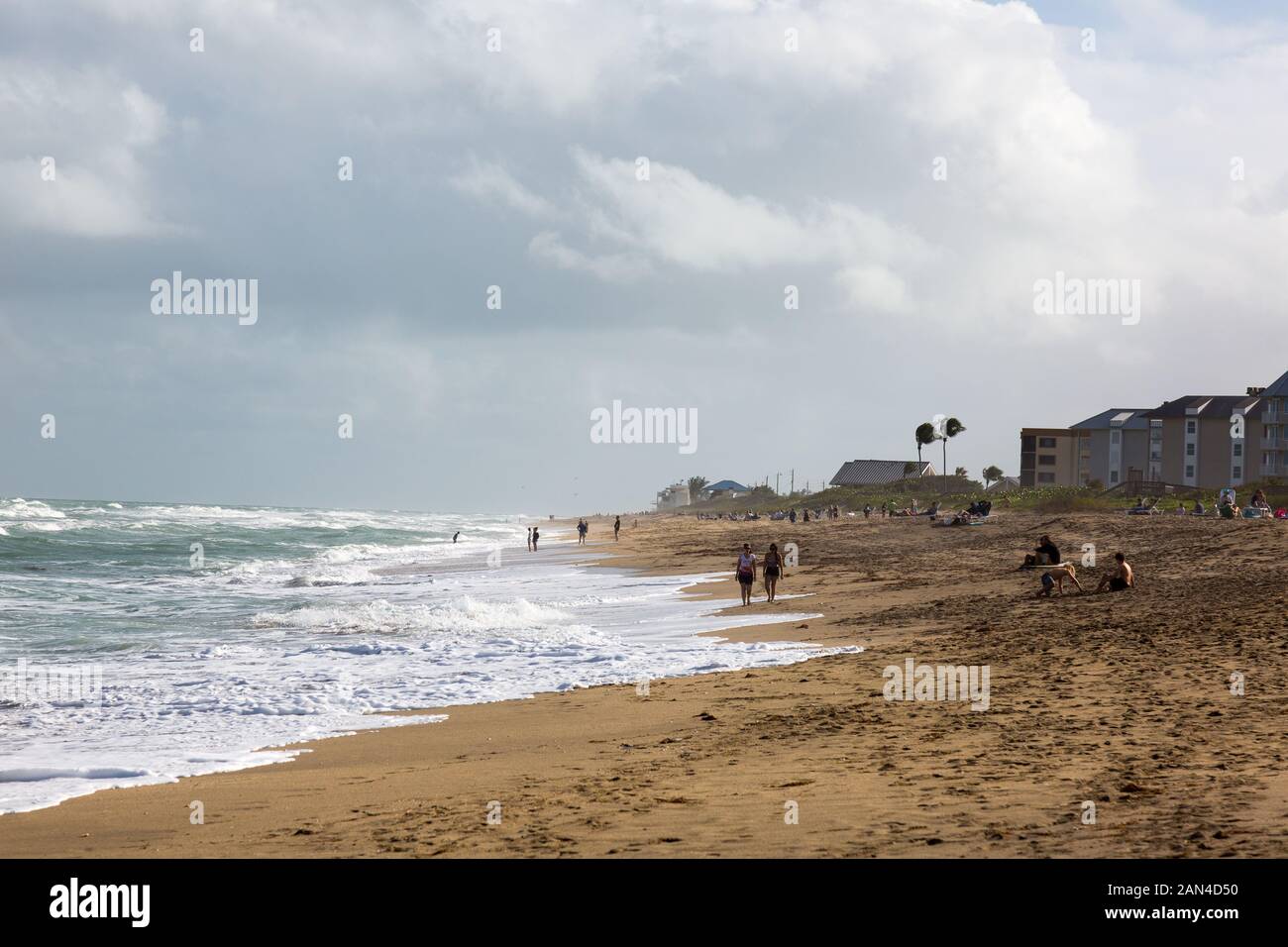 Les touristes regarder le surf agitée de cette plage de l'île de Hutchinson à Stuart, en Floride, aux États-Unis. Banque D'Images