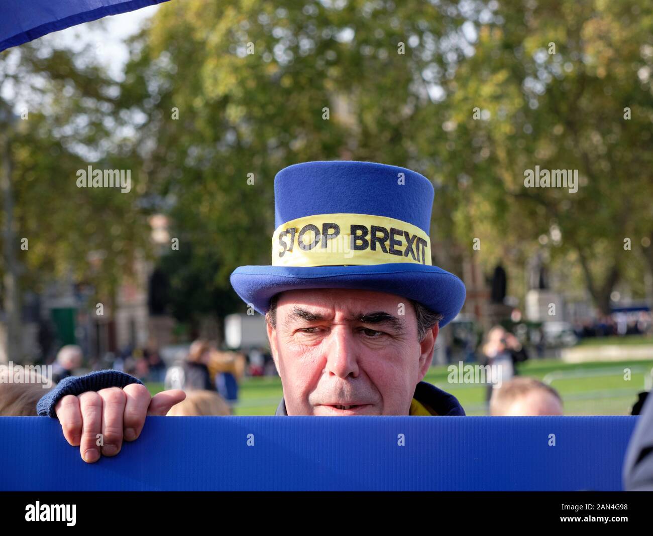Chef de l'arrêt M. Brexit, Steve Bray apparaissant au-dessus d'un bandeau bleu comme pour dire je suis toujours là Banque D'Images
