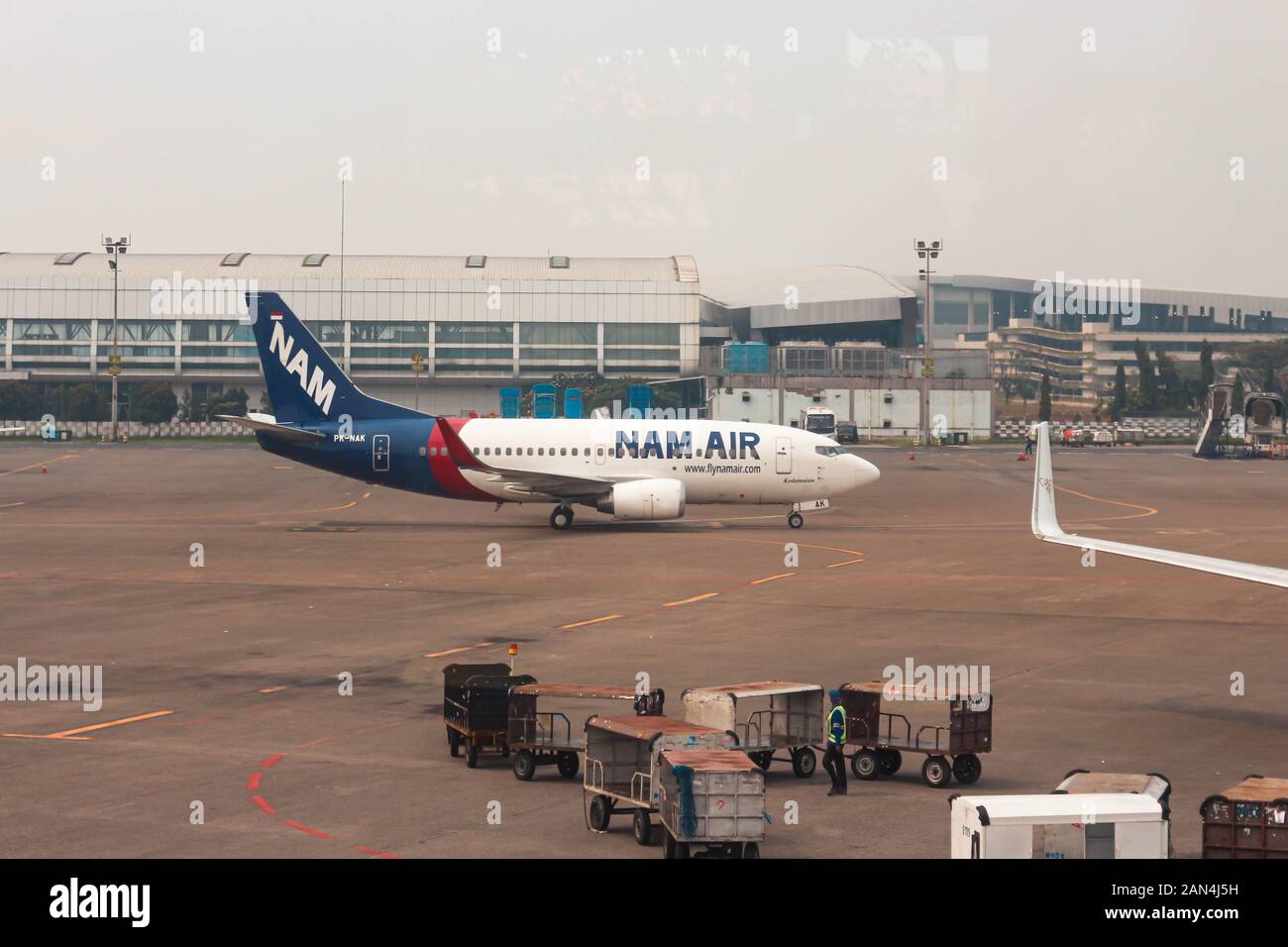 Photo de la flotte DE NAM Air Boeing 737-524 PK-NAK au terminal 2 de l'aéroport international Soekarno-Hatta Banque D'Images