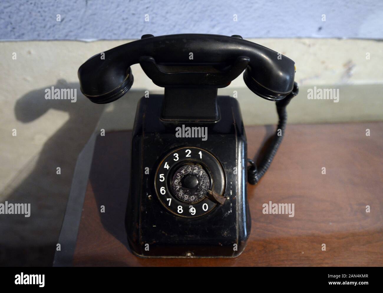 Un vieux téléphone au camp de concentration de Crveni Krst à Niš, en Serbie. Banque D'Images